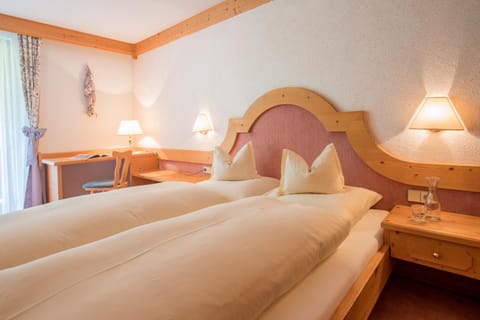 Bed, Photo of the whole room, Decorative detail, Bedroom