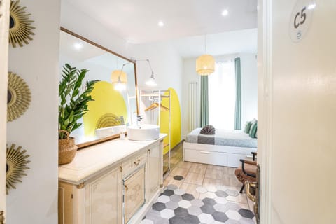 Shower, Bed, Photo of the whole room, Bedroom, towels