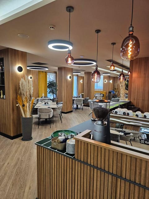 Restaurant/places to eat, View (from property/room), Food and drinks, Banquet/Function facilities, Seating area, On site, Food