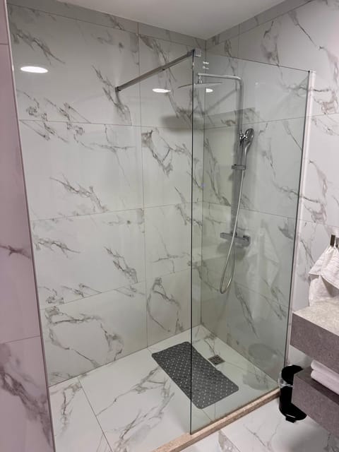 Shower, Bathroom, towels