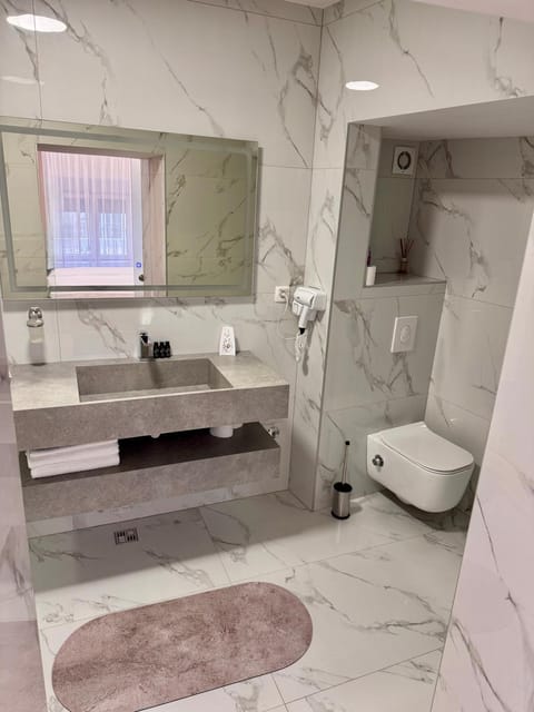 Shower, Toilet, Bathroom, bidet, towels