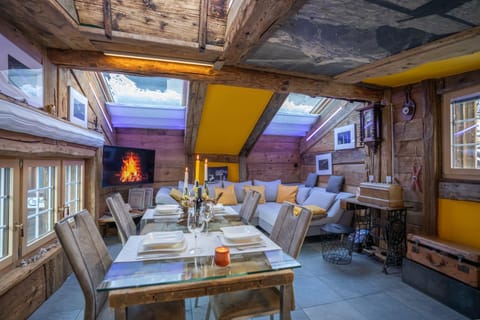 Living room, Dining area