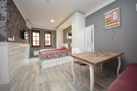 Day, Summer, Living room, Seating area, Dining area, Bedroom, On site