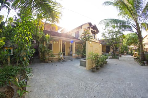 Facade/entrance, Garden