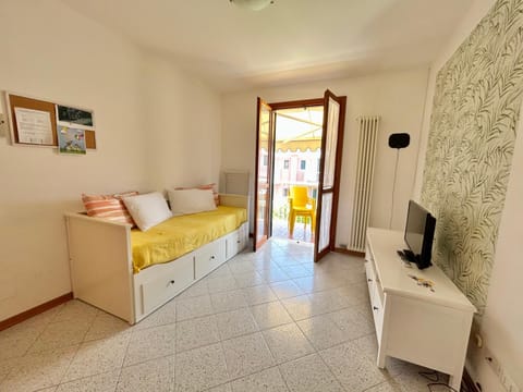 Bed, TV and multimedia, Living room