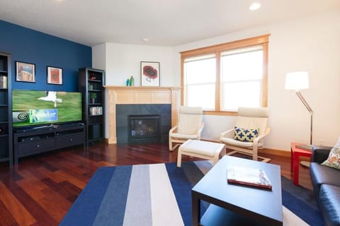 Private Reserve 30 day minimum House in Hood River