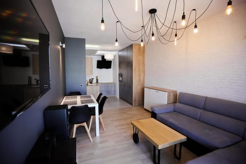 Communal lounge/ TV room, TV and multimedia, Kitchen or kitchenette, Living room, Seating area, Dining area, Evening entertainment