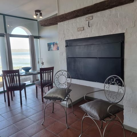 Seating area, Dining area, fireplace