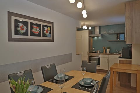 Kitchen or kitchenette, Dining area, stove