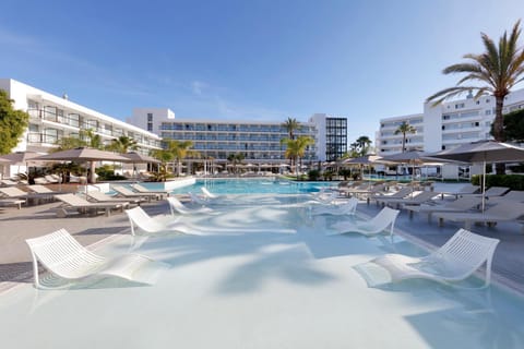 Property building, Day, Pool view, Swimming pool, sunbed
