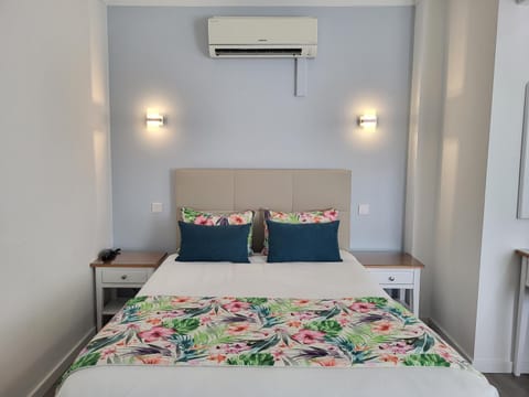 Bed, Bedroom, air conditioner
