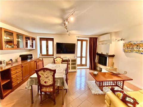 TV and multimedia, Kitchen or kitchenette, Living room, Seating area, Dining area