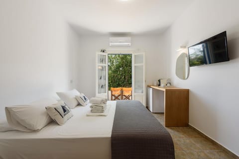 Bed, Photo of the whole room, Bedroom, Garden view