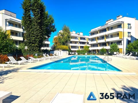 Property building, Day, Swimming pool, sunbed