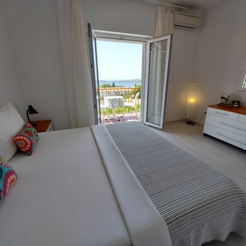 Bed, Balcony/Terrace, Sea view