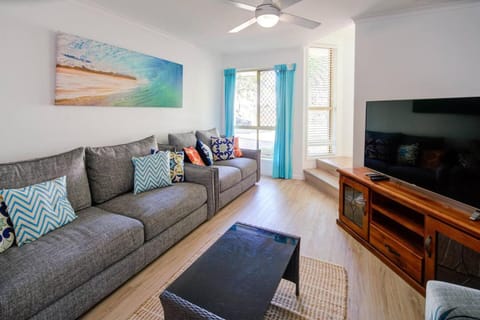 Day, TV and multimedia, Living room, Seating area, Evening entertainment, Area and facilities