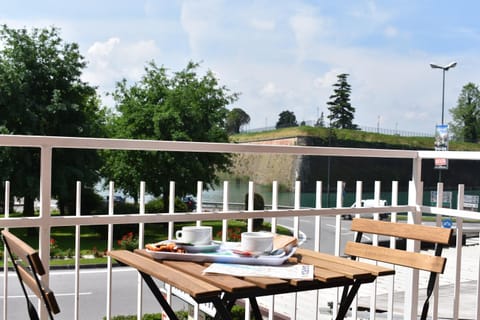 Facade/entrance, Balcony/Terrace, City view, Lake view, Landmark view, River view