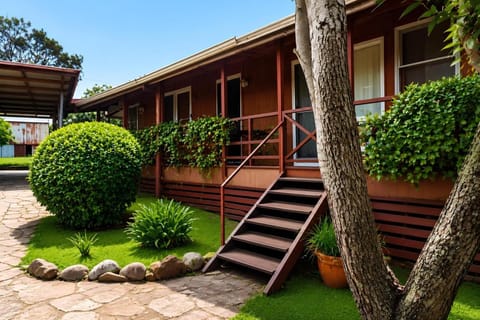 Property building, Facade/entrance, Spring, Day, Garden, Garden view, Parking