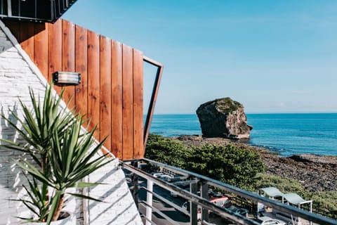 Nearby landmark, Neighbourhood, Natural landscape, Balcony/Terrace, Balcony/Terrace, Beach, Sea view
