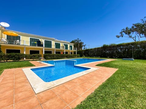 Property building, Garden, Swimming pool