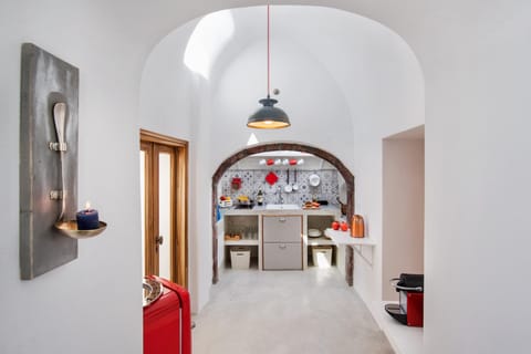 Coffee/tea facilities, Kitchen or kitchenette, stove