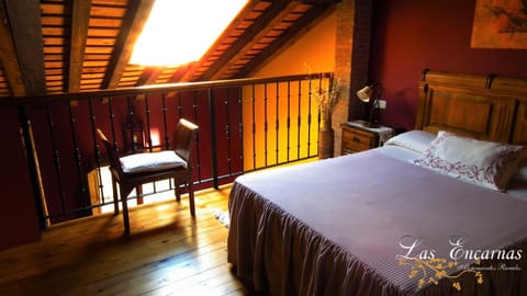 Bed, TV and multimedia, Photo of the whole room, Decorative detail, Bedroom