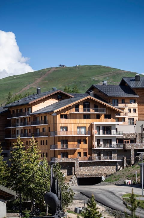 Property building, Day, Natural landscape, Summer, Mountain view