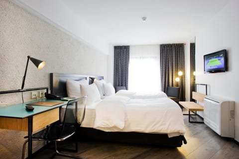 Photo of the whole room, Bedroom, City view