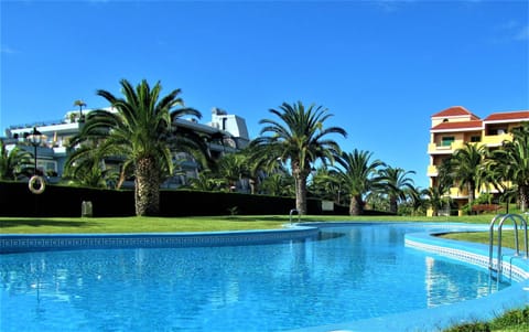 Day, Swimming pool