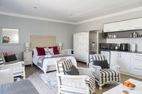 Bed, Coffee/tea facilities, Kitchen or kitchenette, Living room, Photo of the whole room, Seating area, Dining area, Bedroom, minibar, oven, toaster, wardrobe