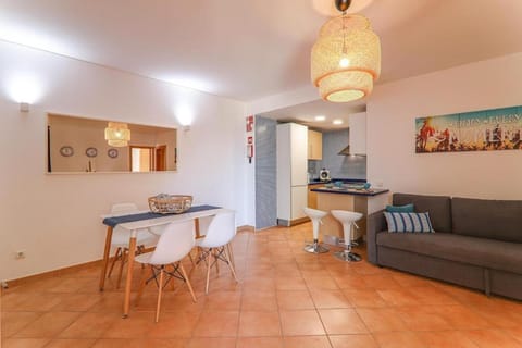 TV and multimedia, Living room, Seating area, Dining area, Lunch, Dinner, locker, toaster