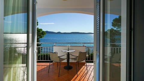 Photo of the whole room, Sea view