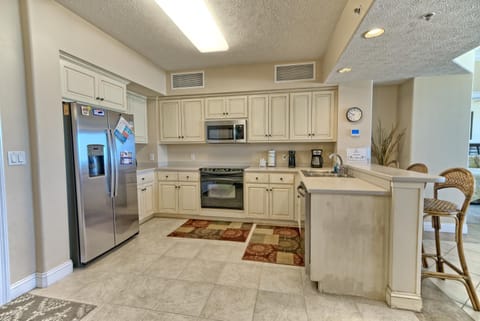 Beautiful Beachfront Condo with Pool View - Unit 0203 Apartment in Upper Grand Lagoon