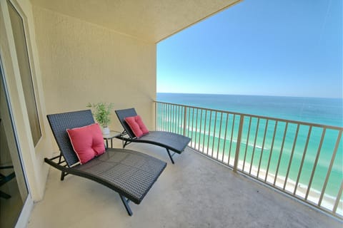 Stylish Oceanfront Condo with Beach and Picnic Area Access - Unit 1706 Apartment in Upper Grand Lagoon