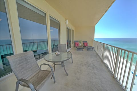 Stylish Oceanfront Condo with Beach and Picnic Area Access - Unit 1706 Apartment in Upper Grand Lagoon