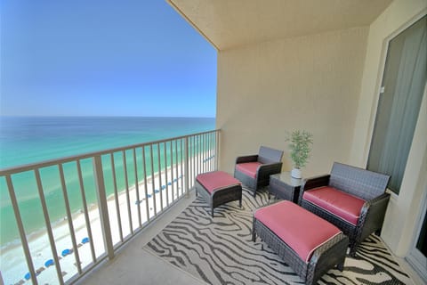 Stylish Oceanfront Condo with Beach and Picnic Area Access - Unit 1706 Apartment in Upper Grand Lagoon