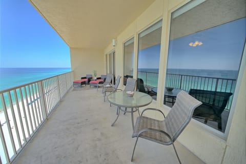 Stylish Oceanfront Condo with Beach and Picnic Area Access - Unit 1706 Apartment in Upper Grand Lagoon