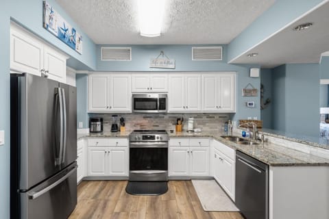 Beautiful Condo with Spacious Balcony to Enjoy Fascinating Ocean View - Unit 1002 Apartment in Upper Grand Lagoon