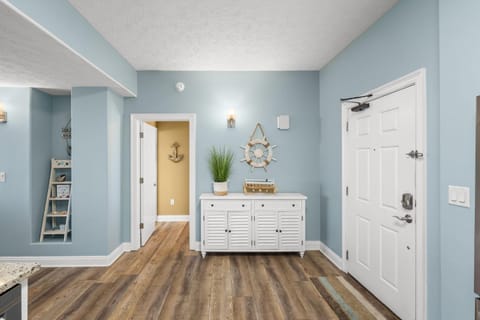 Beautiful Condo with Spacious Balcony to Enjoy Fascinating Ocean View - Unit 1002 Apartment in Upper Grand Lagoon