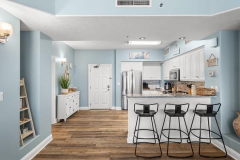 Beautiful Condo with Spacious Balcony to Enjoy Fascinating Ocean View - Unit 1002 Apartment in Upper Grand Lagoon