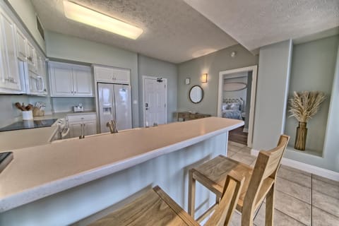 Spectacular Gulf front Condo with Beach and Picnic Area Access - Unit 1406 Apartment in Upper Grand Lagoon