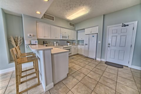 Spectacular Gulf front Condo with Beach and Picnic Area Access - Unit 1406 Apartment in Upper Grand Lagoon