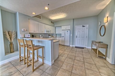 Spectacular Gulf front Condo with Beach and Picnic Area Access - Unit 1406 Apartment in Upper Grand Lagoon