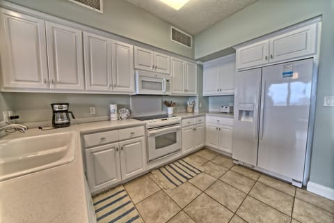 Spectacular Gulf front Condo with Beach and Picnic Area Access - Unit 1406 Apartment in Upper Grand Lagoon