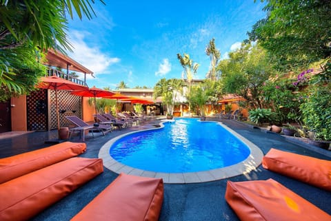 Property building, Day, Swimming pool