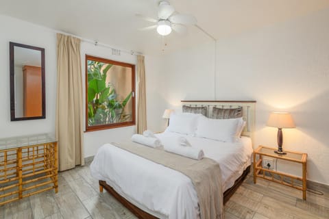 Bed, Bedroom, fireplace