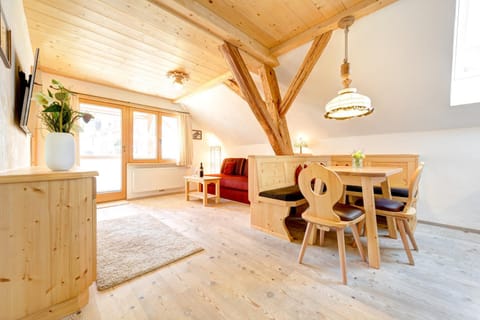 TV and multimedia, Living room, Photo of the whole room, Seating area, Dining area