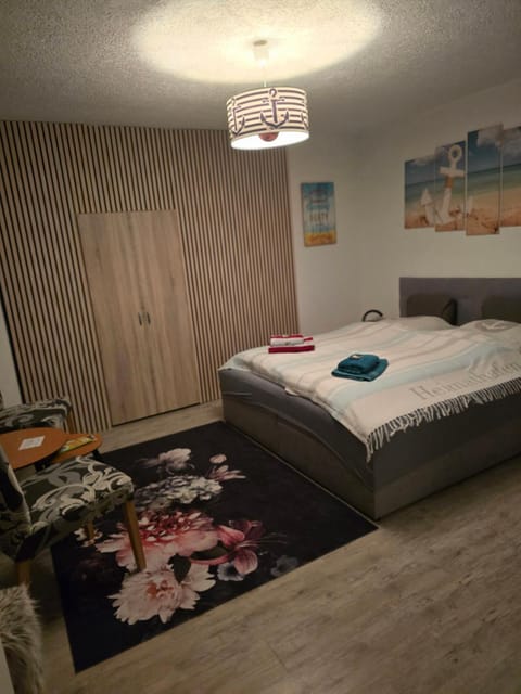 Photo of the whole room, Bedroom, wardrobe