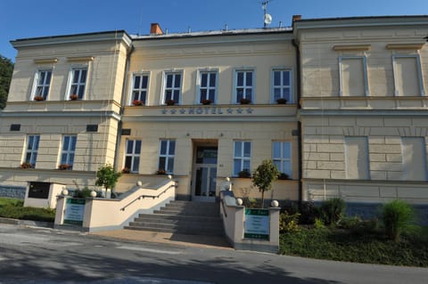 Property building, Facade/entrance, Day