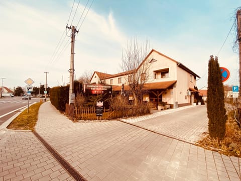 Property building, Restaurant/places to eat, Garden, Street view, Parking